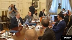 Илустрација: Министрите за надворешни работи на Македонија и Грција, Димитров и Коѕиас. 