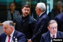 Президент України Володимир Зеленський розмовляє з президентом Європейської Ради Антоніу Коштою під час саміту лідерів ЄС у Брюсселі, Бельгія, 18 грудня 2025 року