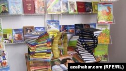 "Sowet mekdeplerinde rus proletar ýazyjysy Maksim Gorkiniň: 'özümde bolan iň gowy zatlary kitapdan öwrendim' diýen sözüni öwredýärdiler".