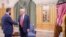 Takimi mes presidenti i SHBA-së, Donald Trump, dhe udhëheqësit të ri sirian, Ahmad al-Sharaa, në praninë e princit saudit të Kurorës, Mohammed bin Salman.
