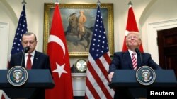 Президенти Туреччини і США Реджеп Таїп Ердоган (л) та Дональд Трамп