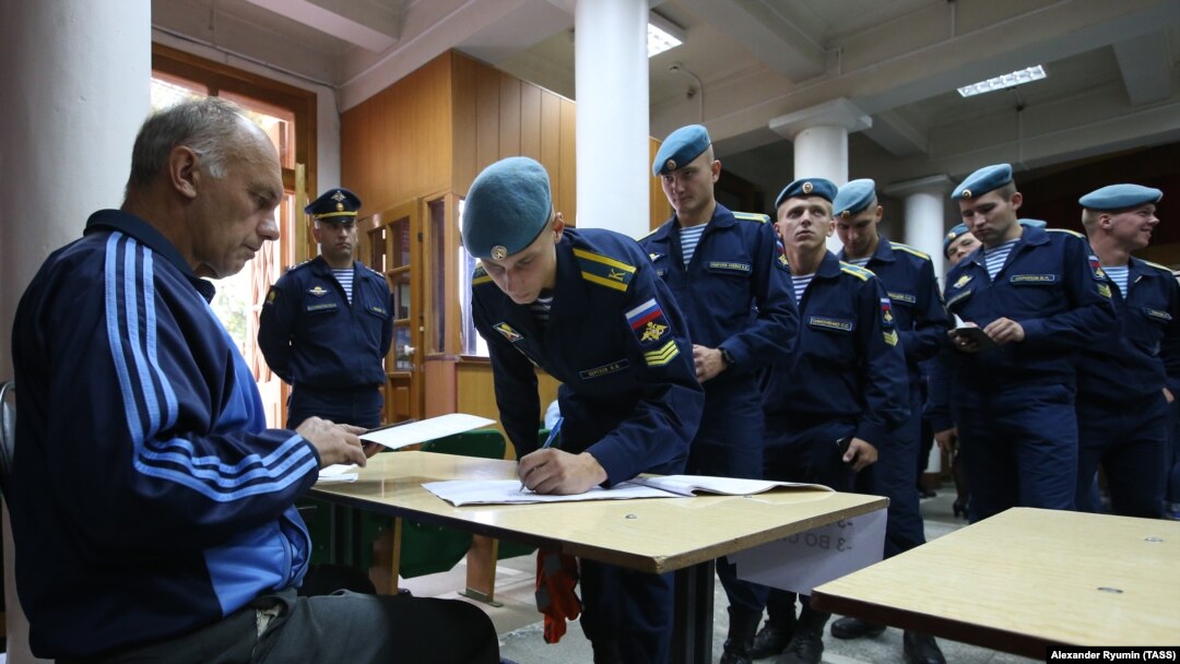 Russian servicemen cast their ballots in municipal elections in the city of Ryazan, 200 kilometers southeast of Moscow, on September 10.