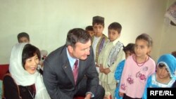 ایکن بیري او میرمن يې ددې روزنیز مرکز د لیدنې پر مهال له ماشومانو سره خبرې کوي