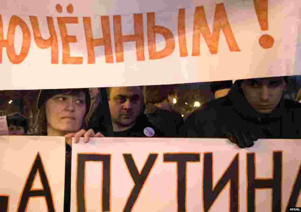 В течении этих полутора часов толпа собравшихся росла.