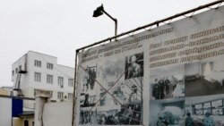 Доска объявлений перед тюремной больницей в Красноярске, где содержалась Надежда Толоконникова