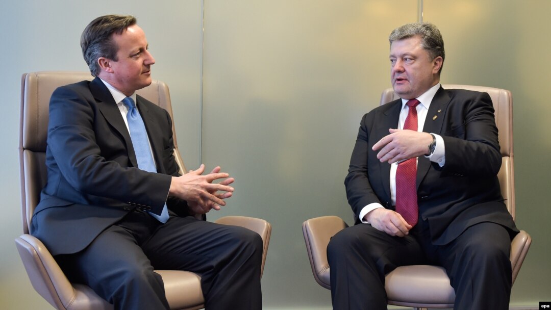 British Prime Minister David Cameron (left) listens to Ukrainian President Petro Poroshenko ahead of a European Union leaders summit in Brussels last week.