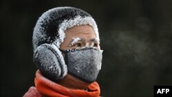 Muškarac prekriven mrazom dok vježba na otvorenom po hladnom vremenu u Šenjangu, u kineskoj sjeveroistočnoj provinciji Liaoning, 20. decembra 2023. 