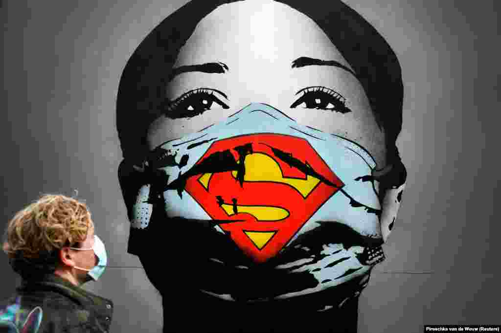 ХОЛАНДИЈА - Посетителите на баровите во Холандија немаат обврска да покажат ковид-пропусница за седење на терасите, но ќе мора да имаат таков документ ако одат во тоалет, соопшти холандското министерство за здравство.