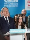 Crin Antonescu, împreună cu soția sa, fostul comisar european Adina Vălean, și fiica lor, Irina. Alături, premierul PSD, Marcel Ciolacu – e a doua rundă de alegeri prezidențiale pe care le pierde partidul său. În toamna lui 2024, a pierdut el însuși.