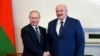 Санкт-Петербург, Росія, 13 липня 2021 року: президент Росії Володимир Путін (ліворуч) та Олександр Лукашенко