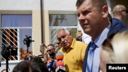 Поранешниот бугарски премиер Бојко Борисов зборува за медиумите за време на предвремените парламентарни избори на избирачко место во Софија.