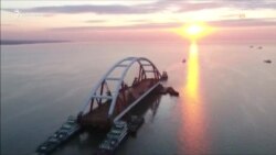 В Крыму установили автодорожную арку Керченского моста (видео)