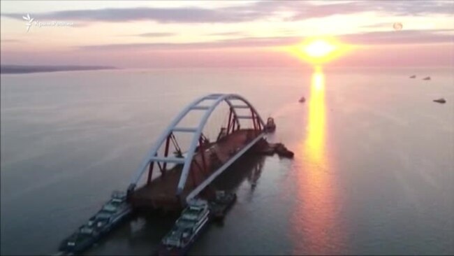 В Крыму установили автодорожную арку Керченского моста (видео)