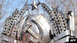 Stema fostei URSS de pe fostul Sovietul suprem de la Moscova într-un parc-muzeu din capitala rusă