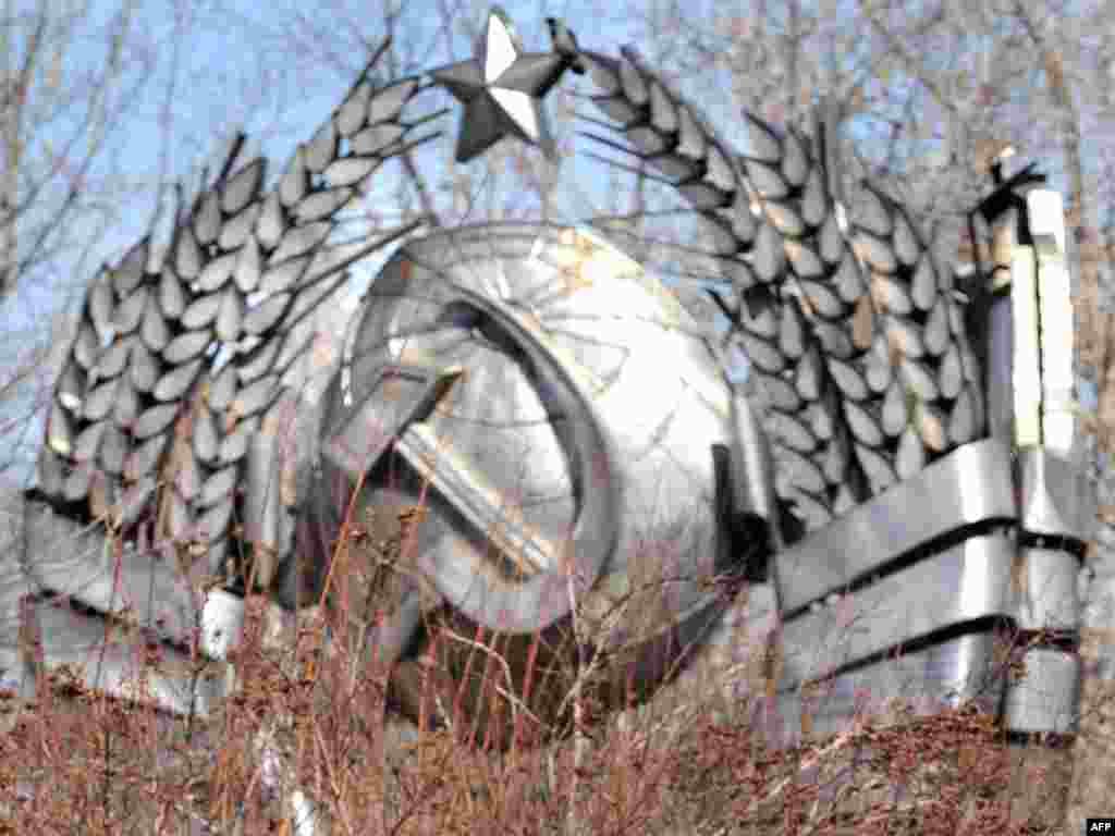 Rusija - Amblem SSSR-a - Ogroman državni simbol SSSR-a čuva se danas u parku skulptura moderne povijesti u Moskvi.