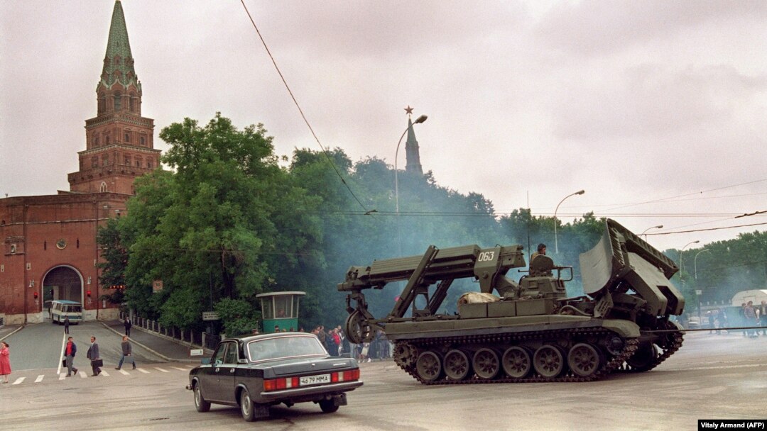 Танк покидает Кремль, 21 августа 1991