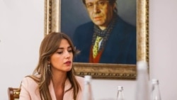 Ushtruesja e detyrës së presidentit, Albulena Haxhiu, në Presidencë, teksa në prapavijë shihet portreti i presidentit të parë të Kosovës, Ibrahim Rugova. 