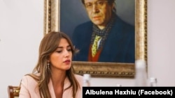 Ushtruesja e detyrës së presidentit, Albulena Haxhiu, në Presidencë, teksa në prapavijë shihet portreti i presidentit të parë të Kosovës, Ibrahim Rugova. 