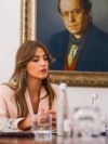 Ushtruesja e detyrës së presidentit, Albulena Haxhiu, në Presidencë, teksa në prapavijë shihet portreti i presidentit të parë të Kosovës, Ibrahim Rugova. 