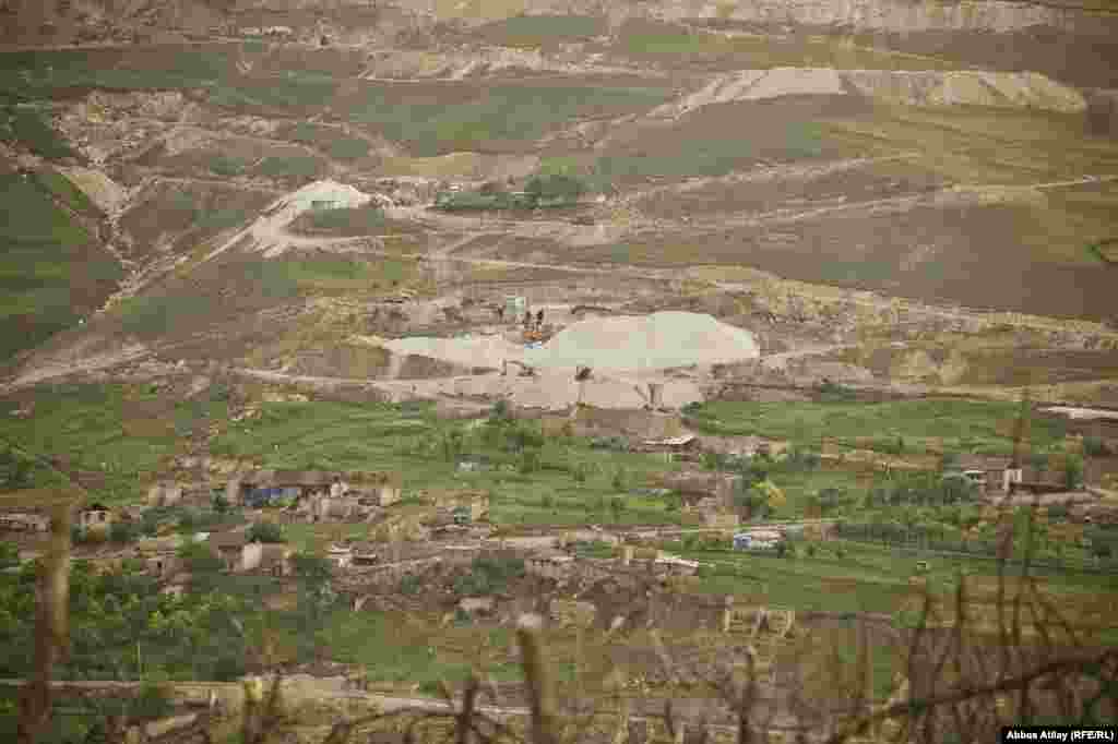 Bu işlər qəsəbənin hər yerində aparılır və kimlər tərəfindən edildiyi açıqlanmır.