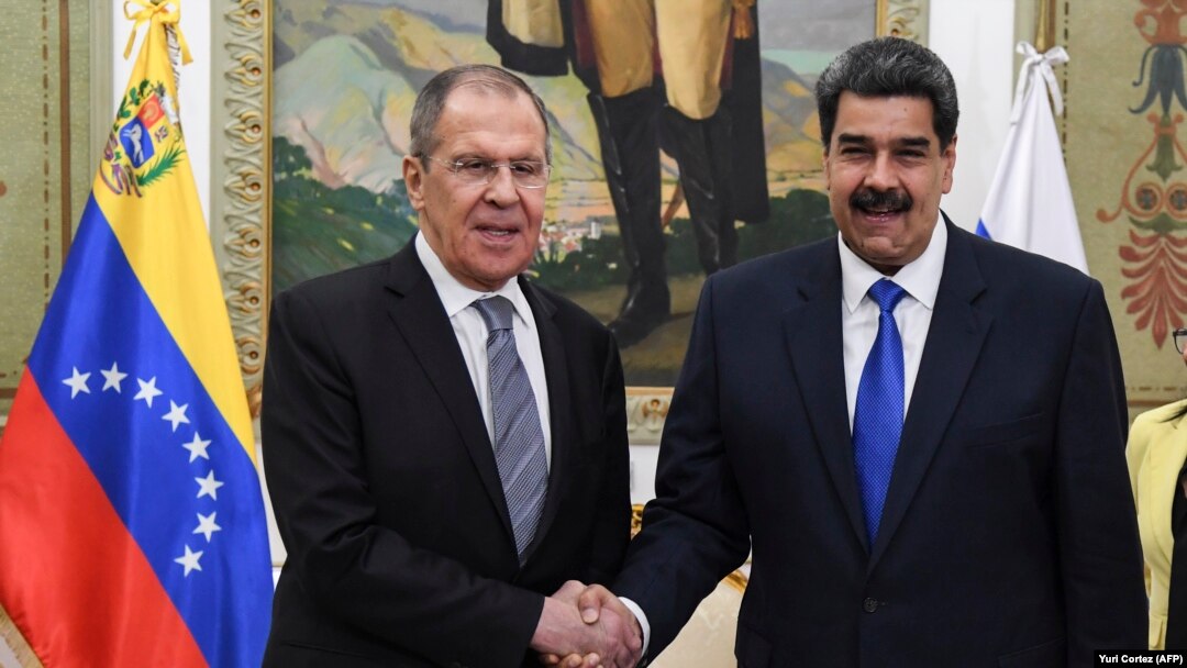 Venezuelanski predsjednik Nicolas Maduro (R) rukuje se s ruskim ministrom vanjskih poslova Sergejem Lavrovim (L) pre privatnog sastanka u predsedničkoj palači Miraflores u Karakasu, 7. februar 2020. 