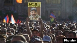 Удзельнік мітынгу трымае ў руках партрэт лідэра пратэставага руху Нікола Пашыньяна, Ерэван, 2 траўня 2018 году