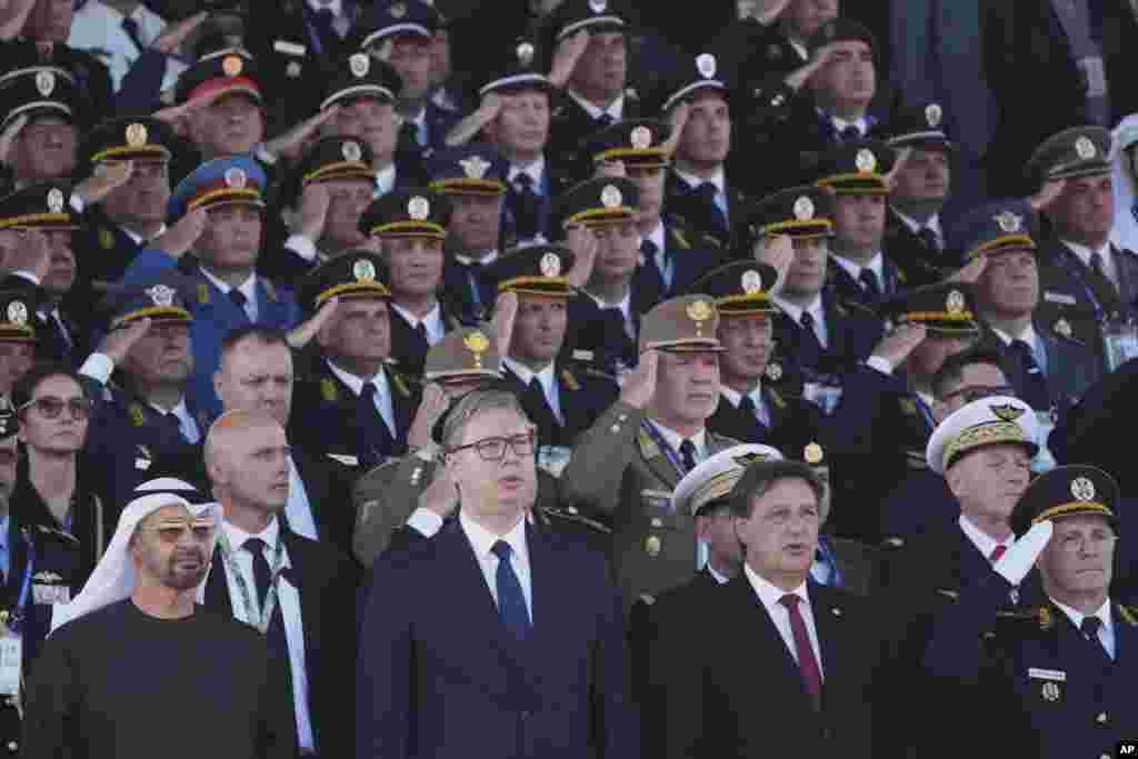 Државниот и воен врв, на чело со претседателот Александар Вучиќ, и странските гости и дипломатскиот кор ја следеа парадата од специјална ложа во централниот дел.