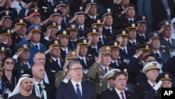 Претседателот на ОАЕ Мохамед бин Зајед Ал Нахјан, лево, српскиот претседател Александар Вучиќ, втор лево, српскиот министер за одбрана Братислав Гашиќ, втор десно, и началникот на Генералштабот на српската армија, генерал Милан Мојсиловиќ, ја слушаат српската национална химна.