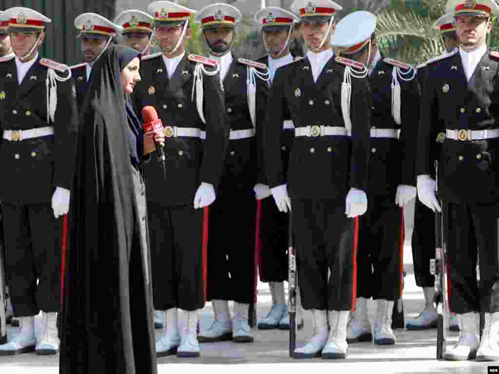 Iran - TV reporterka - Novinarka iranske državne televizije,izvještava o dolasku predsjednika Venecuele u zvaničnu posjetu Teheranu.