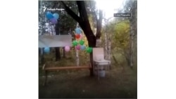 Торжественное открытие деревянного туалета в сибирском городе сняли на видео