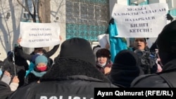 Спецназ полиции окружил сторонников незарегистрированной Демократической партии, вышедших на протест в день парламентских выборов. Алматы, 10 января 2021 года
