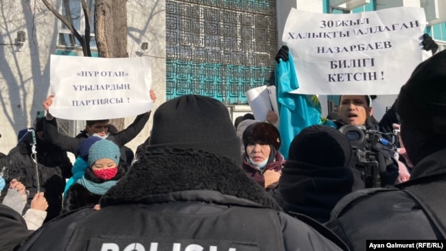 Спецназ полиции окружил сторонников незарегистрированной Демократической партии, вышедших на протест в день парламентских выборов. Алматы, 10 января 2021 года
