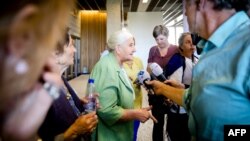 Жанчыны са «Згуртаваньня мацярэй Срэбраніцы» размаўляюць з журналістамі пасьля вэрдыкту, 27 чэрвеня 2017