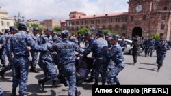 Полицейские разгоняют демонстрантов на площади Республики в Ереване, Армения, 22 апреля 2018 года