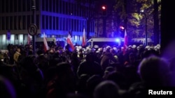 30 жовтня суддя Конституційного трибуналу Ганна Корвін-Піотровська усунула від виконання обов’язків голову трибуналу Богдана Свєнчковського та його заступника. Вона викликала поліцію, будівлю трибуналу було оточено. Біля будівлі зібралися сотні протестувальників