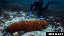 Водолаз и авиабомба в Черном море у побережья Севастополя. Крым, октябрь 2025 года