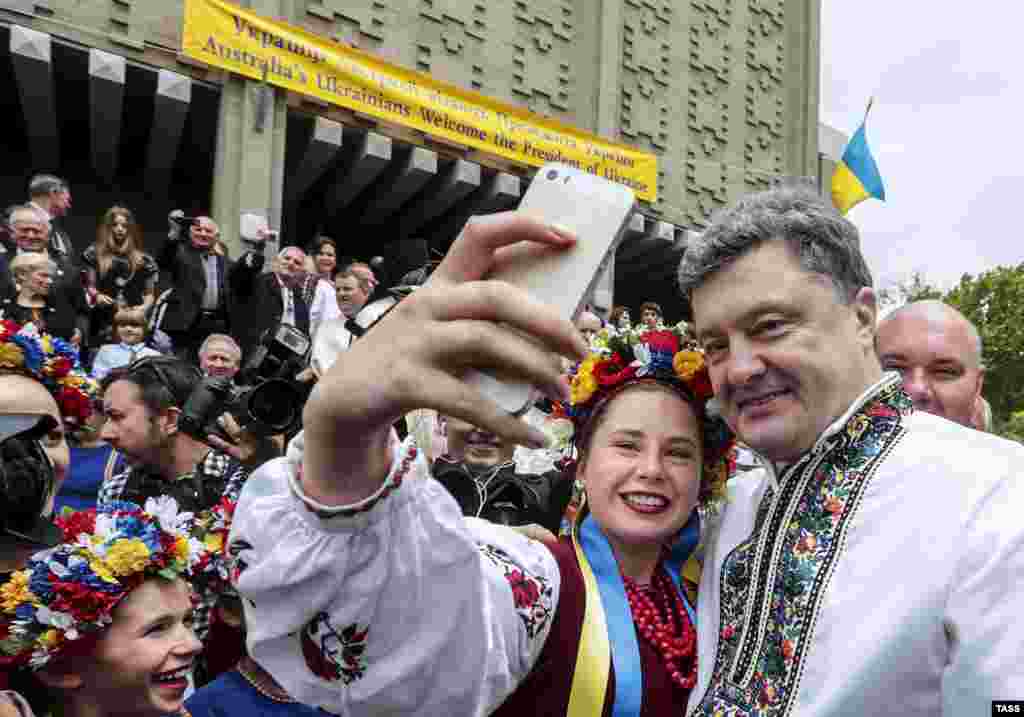 Ukrainian President Petro Poroshenko poses for a selfie with a member of the Ukrainian community in Sydney, Australia. (TASS/Mikhail Palinchak/Ukrainian presidential press service)