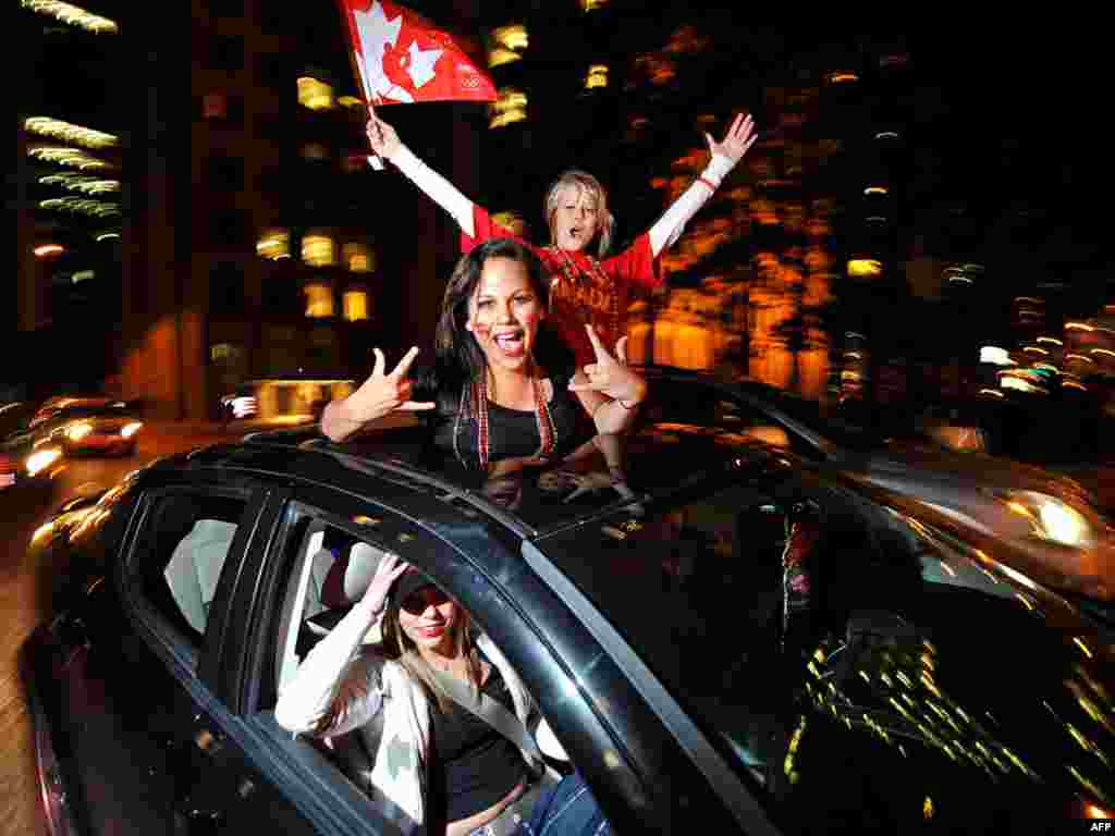 Канада, Ванкувэр -- заўзятары сьвяткуюць перамогу зборнай Канады па хакеі