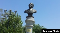 Aşgabadyň "Ylham" seýilgähinde Ýylgaý Durdyýewiň ýadygärligi.