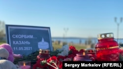 Цветы в память о погибших 11 мая в казанской гимназии
