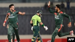 د بنګله دېش لوبغاړي د يو پاکستاني لوبغاړي په اوټ کېدو خوشالي کوي 