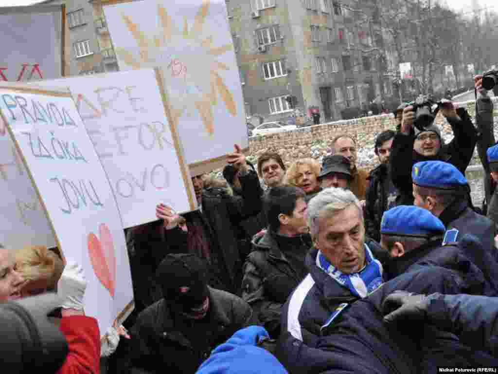 Protest zbog hašenja Jovana Divjaka ispred Ambasade Austrije u Sarajevu, 4. mart 2011