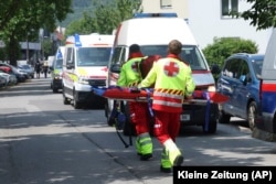 Punonjësit shëndetësorë dalin në vendngjarje pas të shtënave në Grac