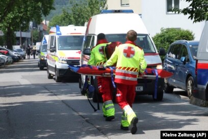 Punonjësit shëndetësorë dalin në vendngjarje pas të shtënave në Grac