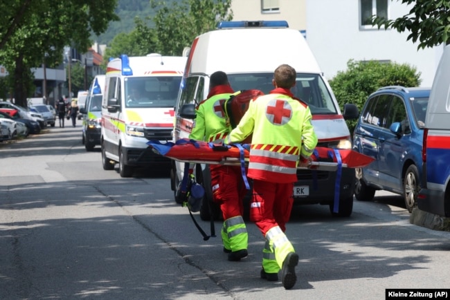Punonjësit shëndetësorë dalin në vendngjarje pas të shtënave në Grac