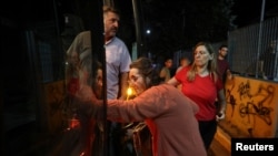Turiști și localnici evacuați la Siviri, pregătindu-se să înnopteze într-o sală de sport la Kassandra.