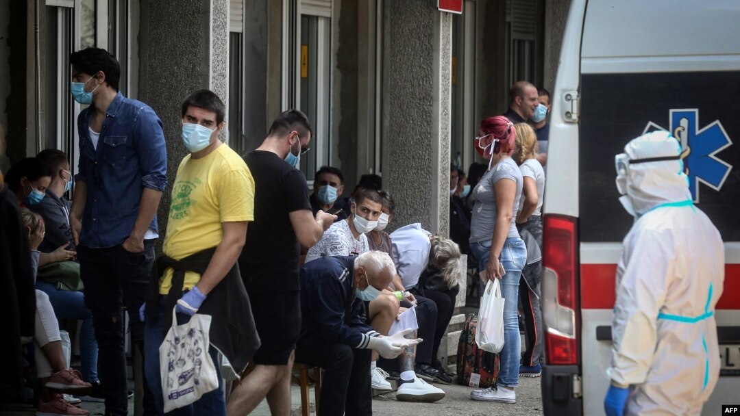Ljudi čekaju u redu ispred Klinike za infektivne i tropske bolesti u Beogradu (24. jun 2020)