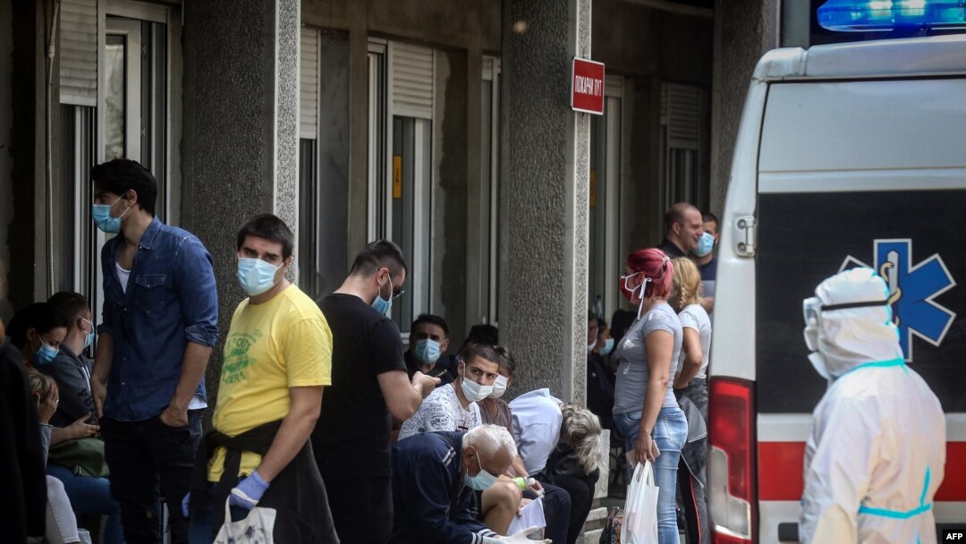 Pacijenti čekaju na pregled ispred Infektivne klinike u Beograd