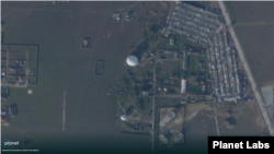 Супутниковий знімок радіопрозорих куполів до удару