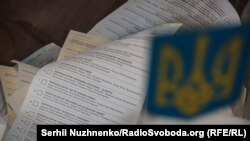 За даними правоохоронців, спробу самоспалення намагався вчинити чоловік, який не зайшов себе у виборчих списках